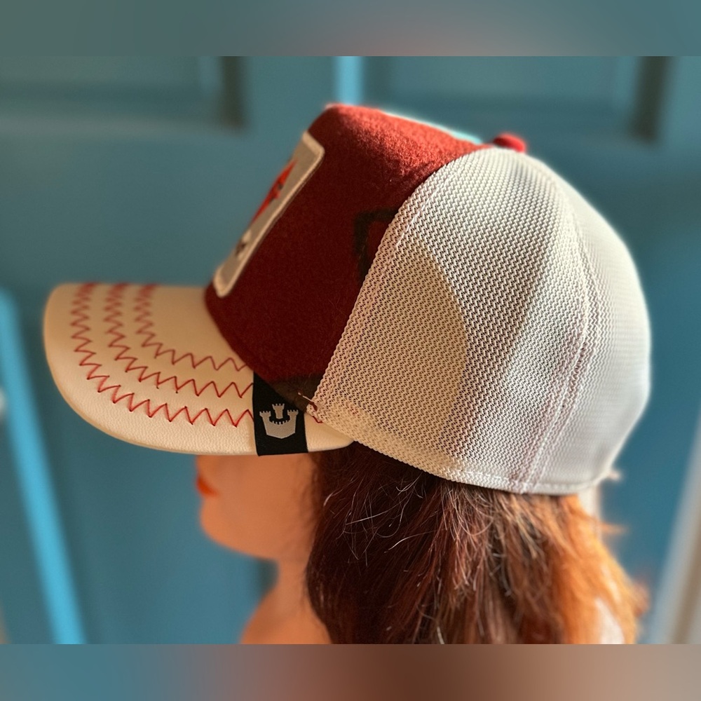 Red and Cream Snow Bird hat - Picture 2 of 7